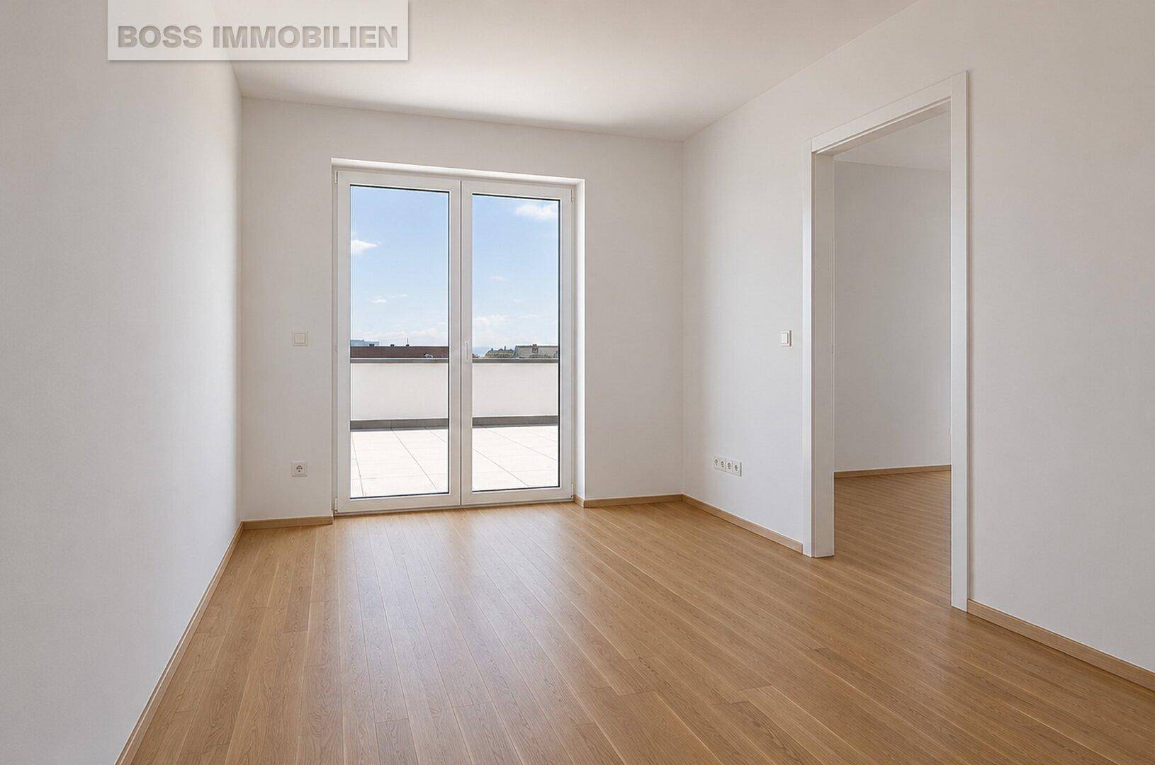 Lichtdurchfluteter Raum mit Holzboden und Terrassentür, ideal als Schlaf- oder Wohnzimmer.