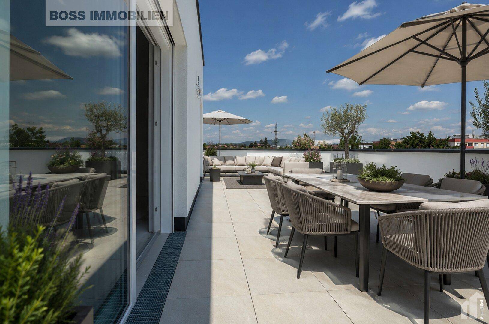 Großzügige Dachterrasse mit stilvollen Outdoor-Möbeln und weitem Blick unter blauem Himmel.