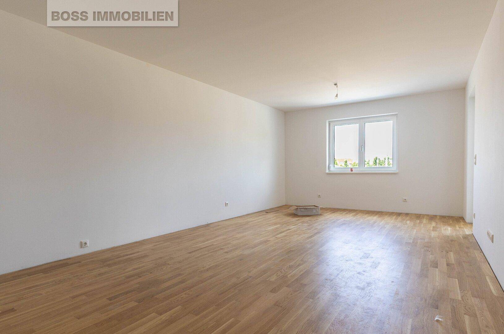 Heller, unmöblierter Raum mit Parkettboden und einem Fenster, bereit zur individuellen Gestaltung.