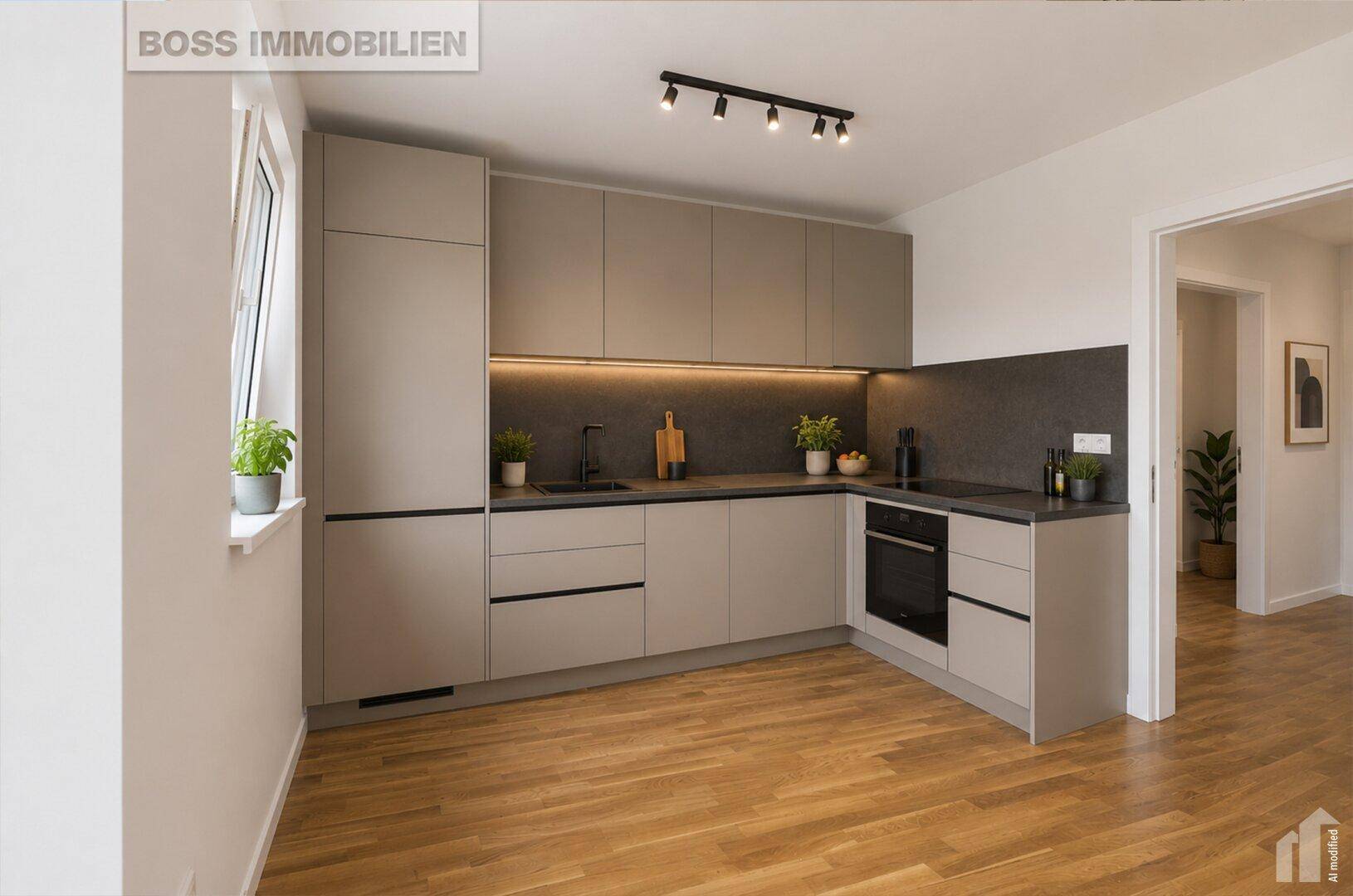 Moderne Küche mit grauen Schränken, Holzboden und integrierten Geräten, hell beleuchtet.