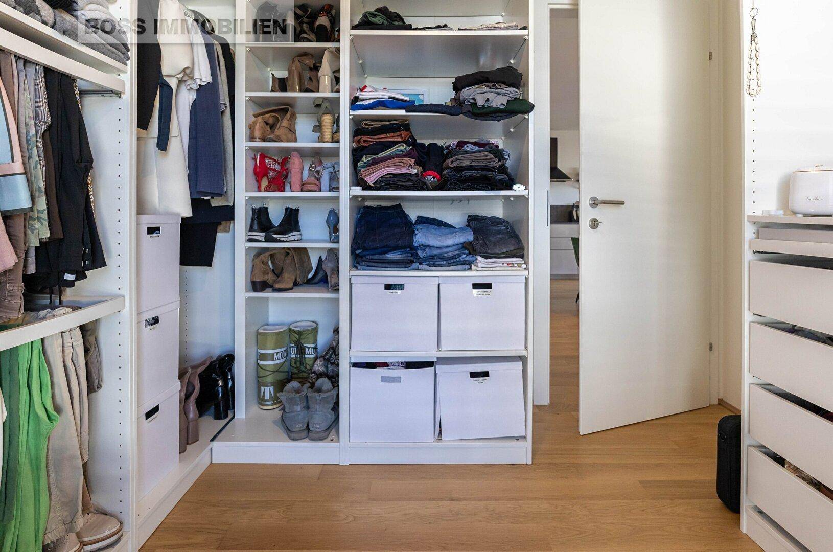 Begehbarer Kleiderschrank mit Regalen, Kleiderstangen und viel Stauraum.