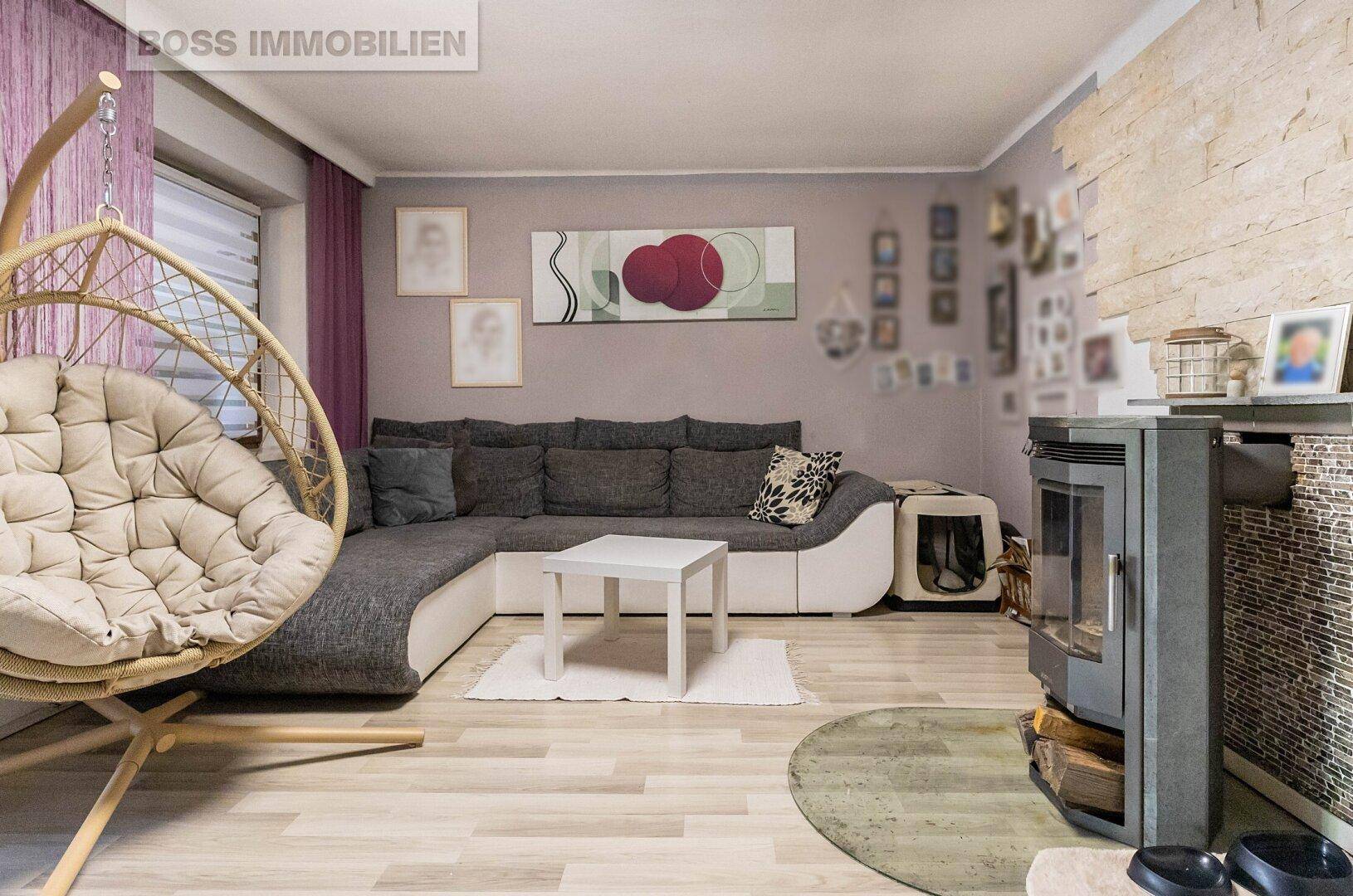 Gemütliches Wohnzimmer mit großem Ecksofa, Hängesessel und modernem Kaminofen.