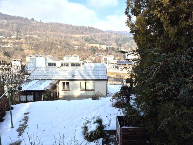Weitläufiger Blick auf das Haus und die umliegende Stadtlandschaft mit verschneiten Hügeln.