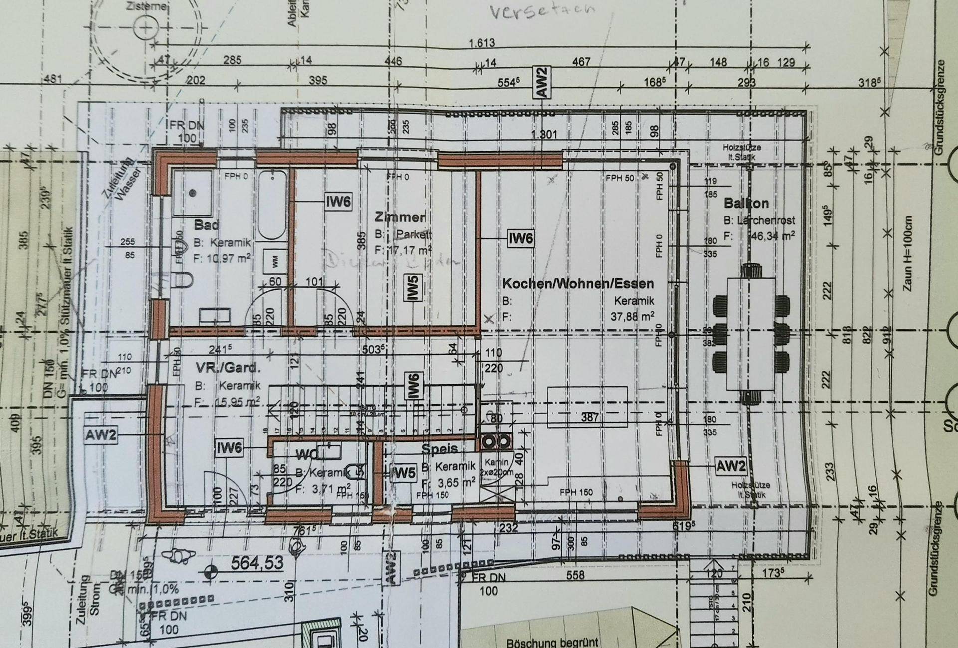 Grundriss des Obergeschosses mit offenem Wohn-Ess-Kochbereich, Bad und Balkon.