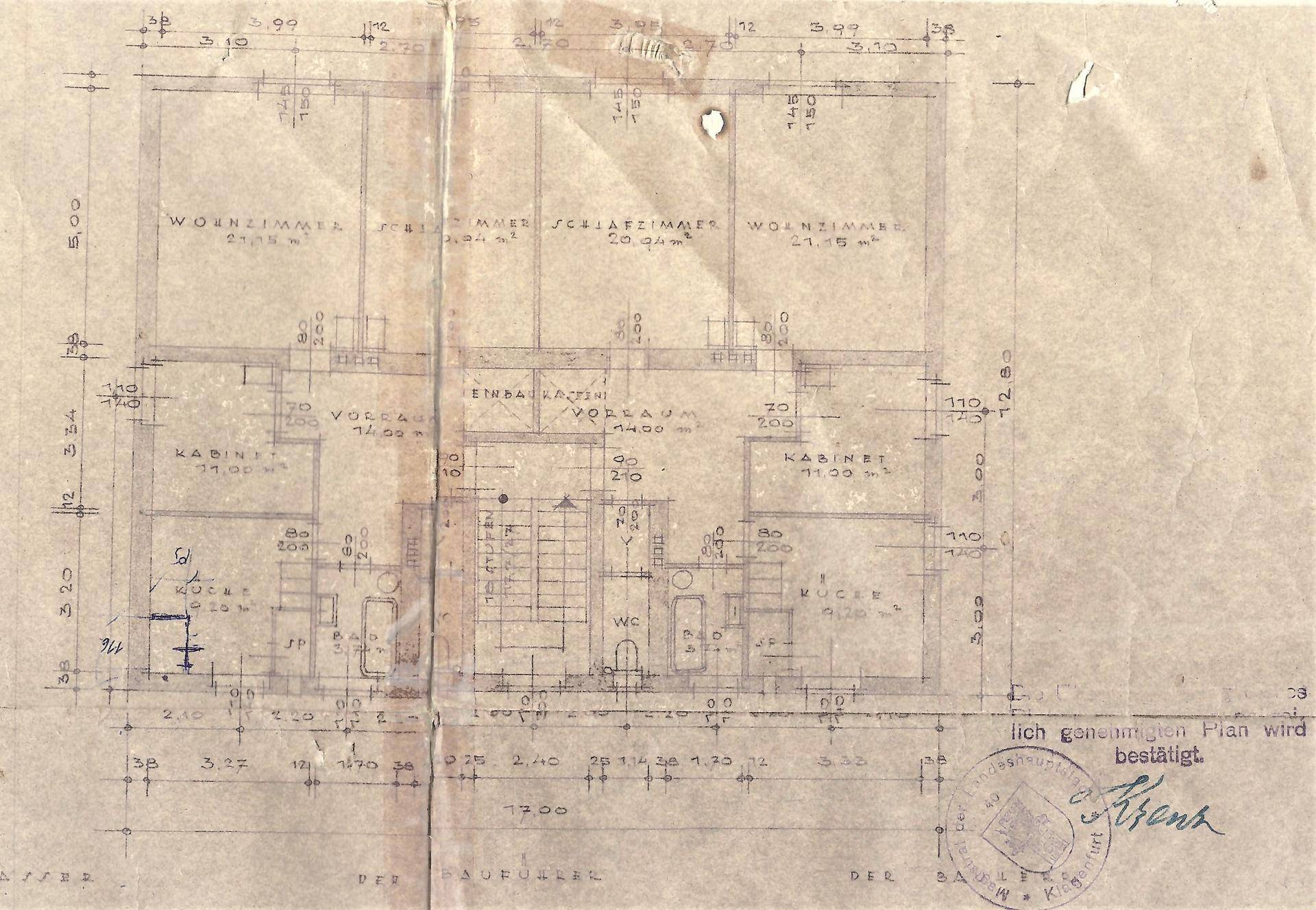 Grundrissplan zeigt die Aufteilung der Räume mit Balkon und Bädern.