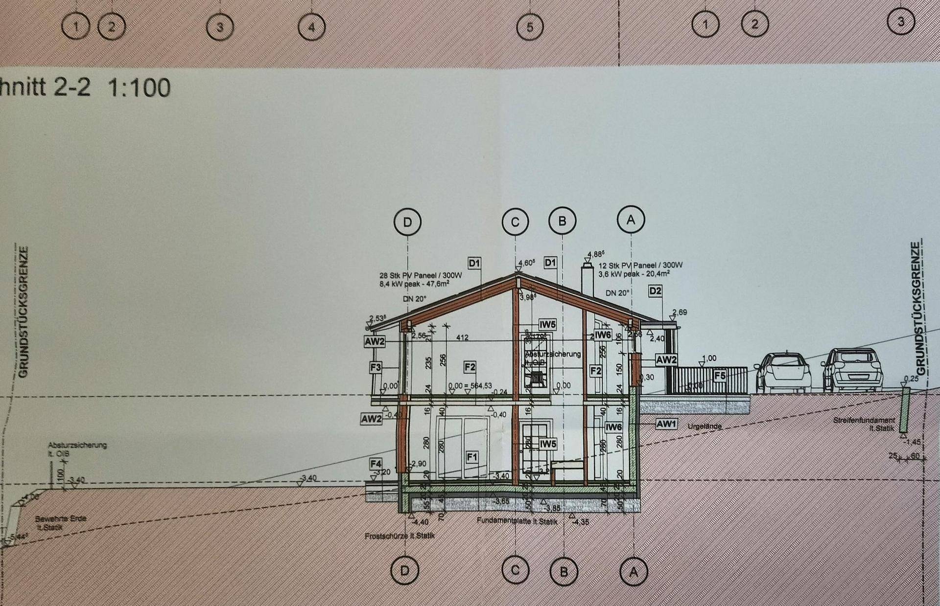 Architektonischer Schnitt des Hauses mit Dachneigung und PV-Anlage auf dem Dach.