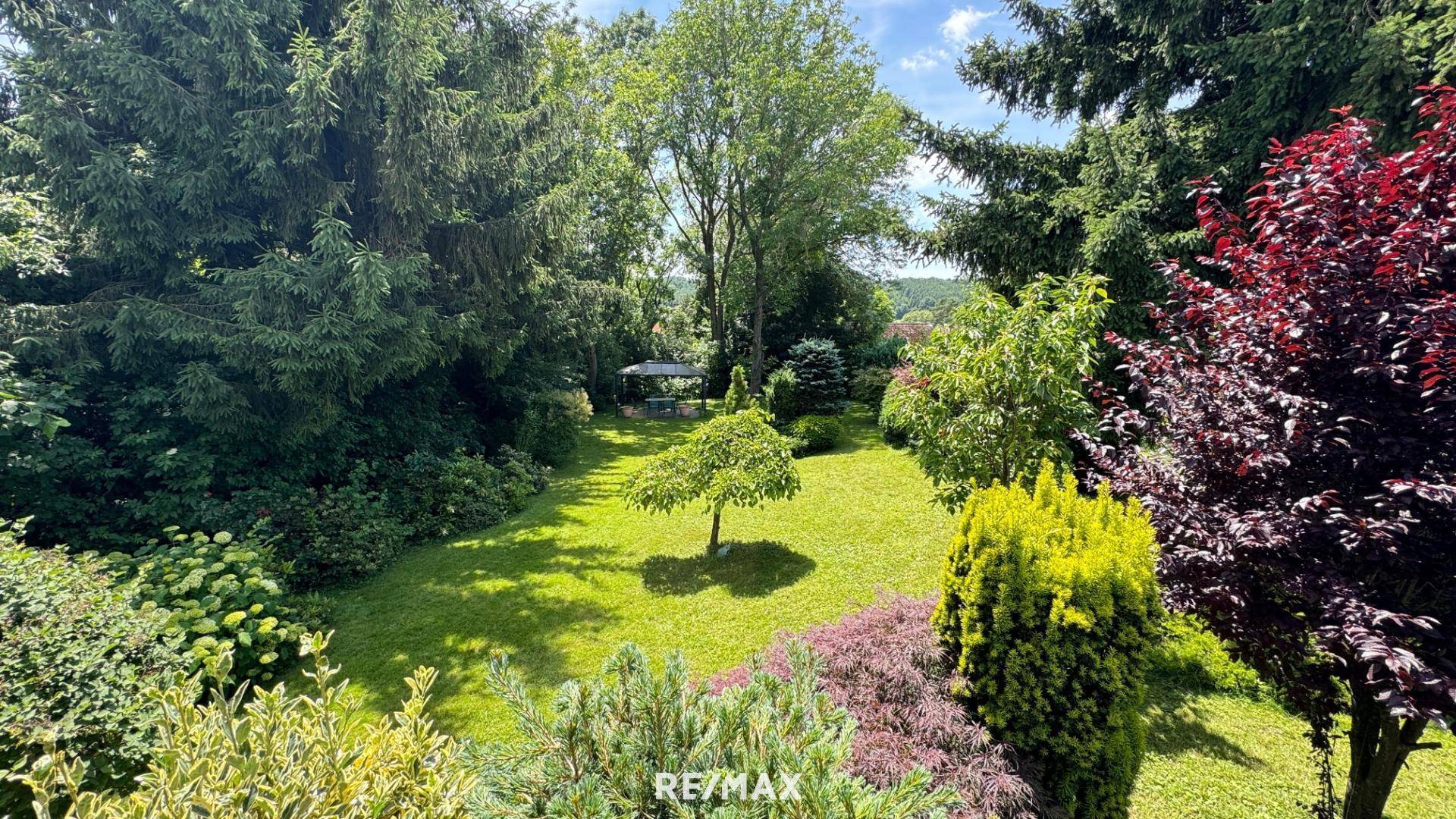 Blick in den Garten von der Terrasse