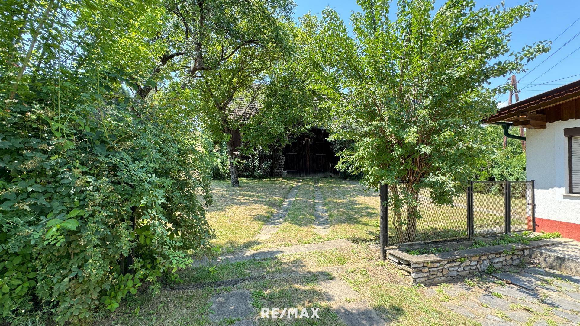 Garten mit Zufahrt zum Holzstadl