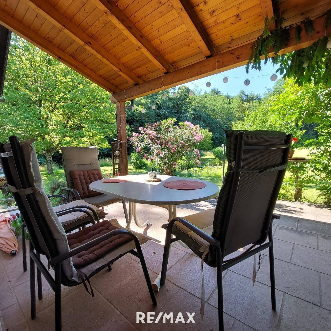 überdachte Terrasse mit wunderschönem Gartenblick