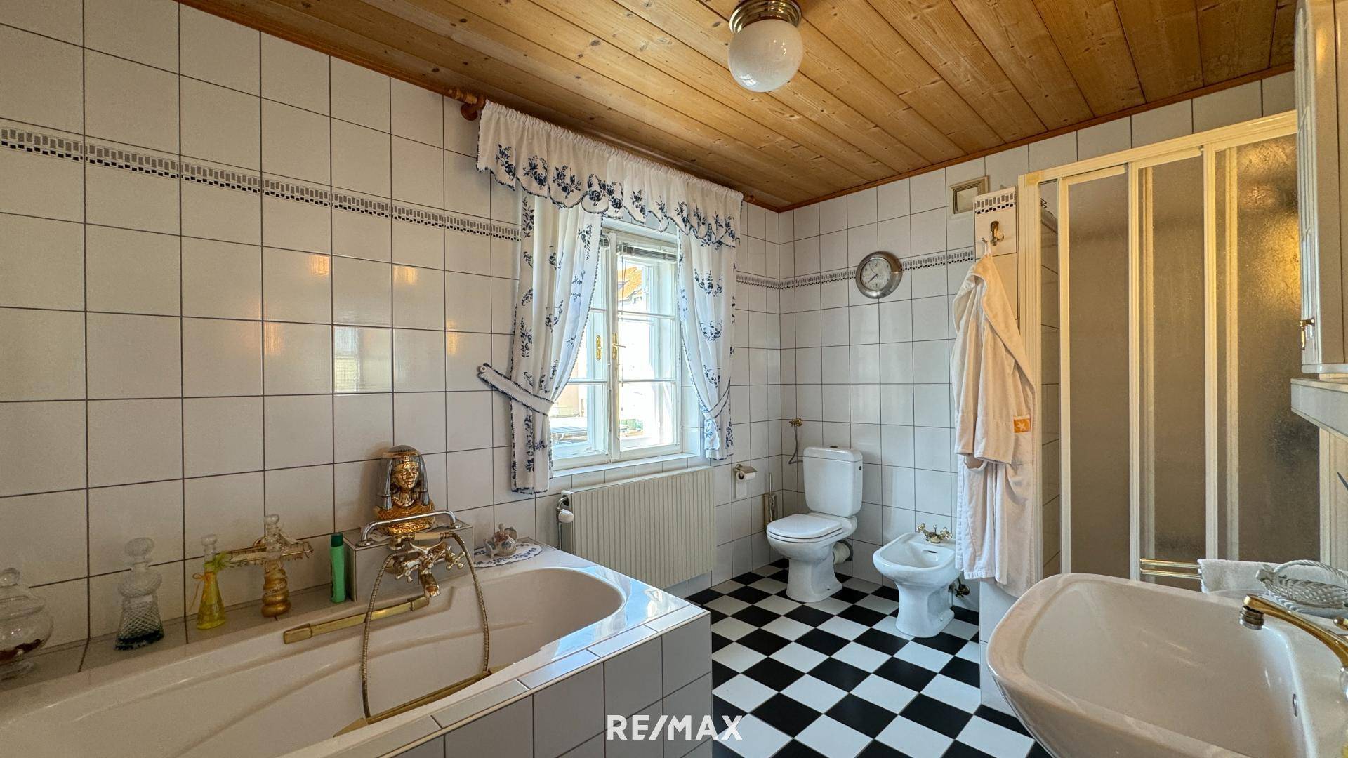 Badezimmer DG mit Fenster