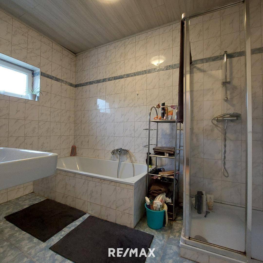 Obergeschoss Badezimmer mit Badewanne und Dusche