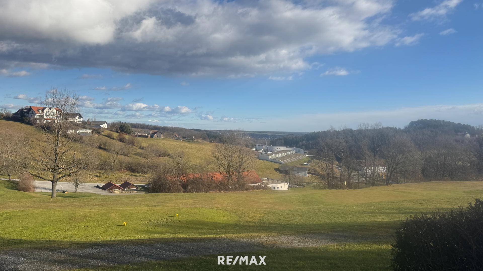 unmittelbar neben dem Golfplatz