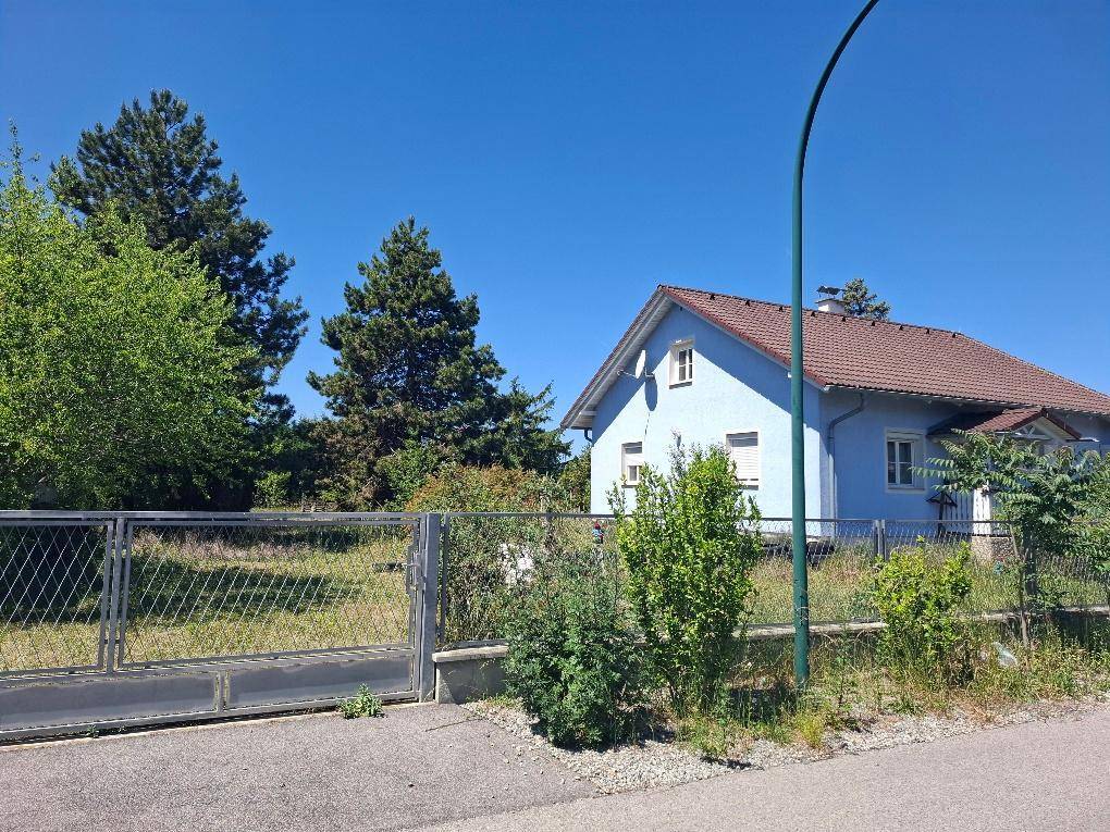 Felixdorf: Einfamilienhaus mit Keller, Garage und Carport auf einem sehr großen (teilbaren) Grundstück in toller Lage - View 3