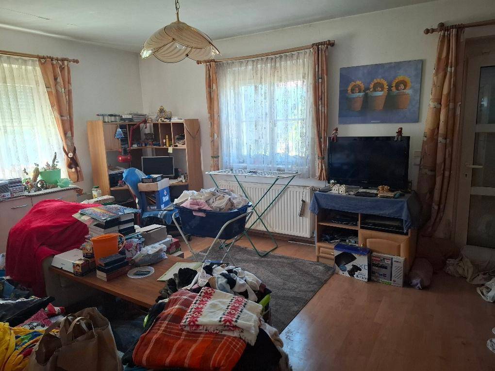 Felixdorf: Einfamilienhaus mit Keller, Garage und Carport auf einem sehr großen (teilbaren) Grundstück in toller Lage - More