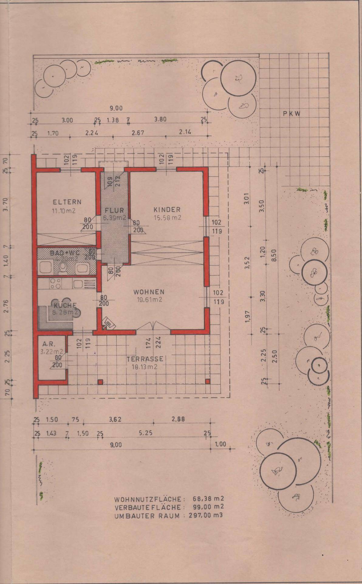 Grundrissplan des Hauses mit Raumaufteilung, Terrasse und Gartenbereich.