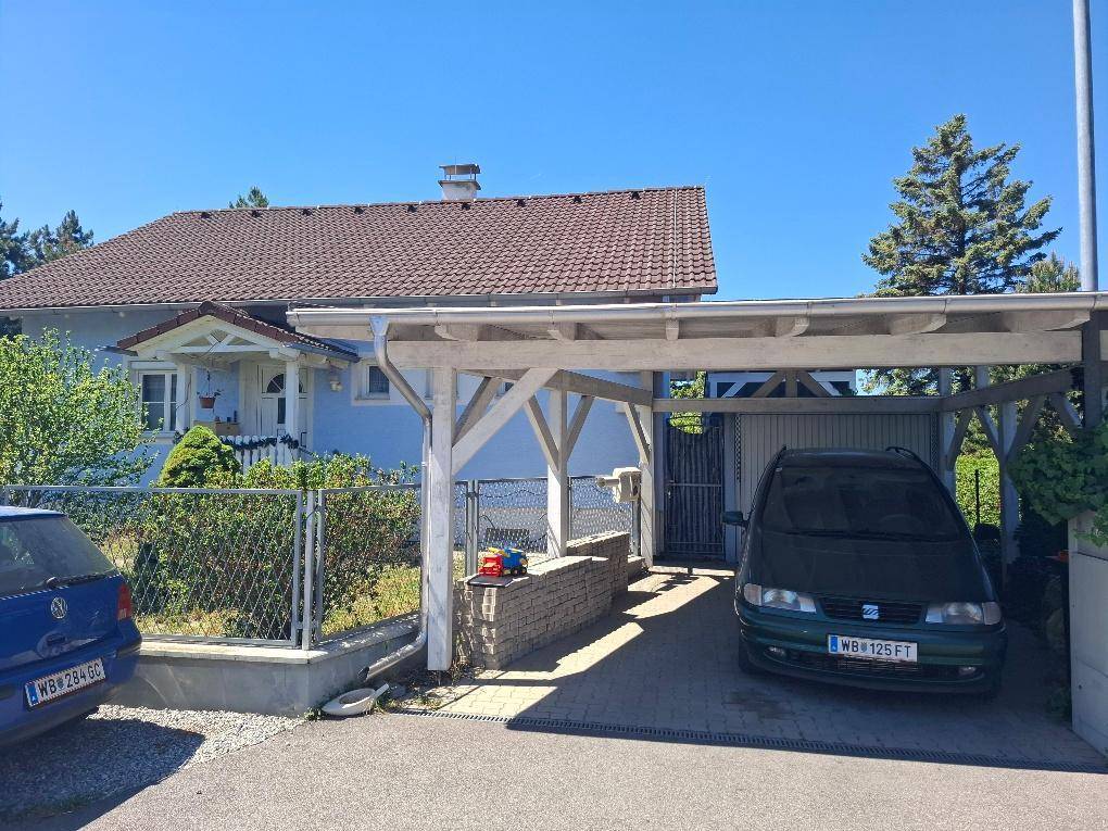 Felixdorf: Einfamilienhaus mit Keller, Garage und Carport auf einem sehr großen (teilbaren) Grundstück in toller Lage - View 2