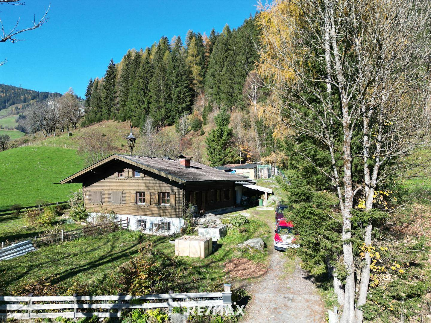 Haus frontal mit Zufahrtsstraße