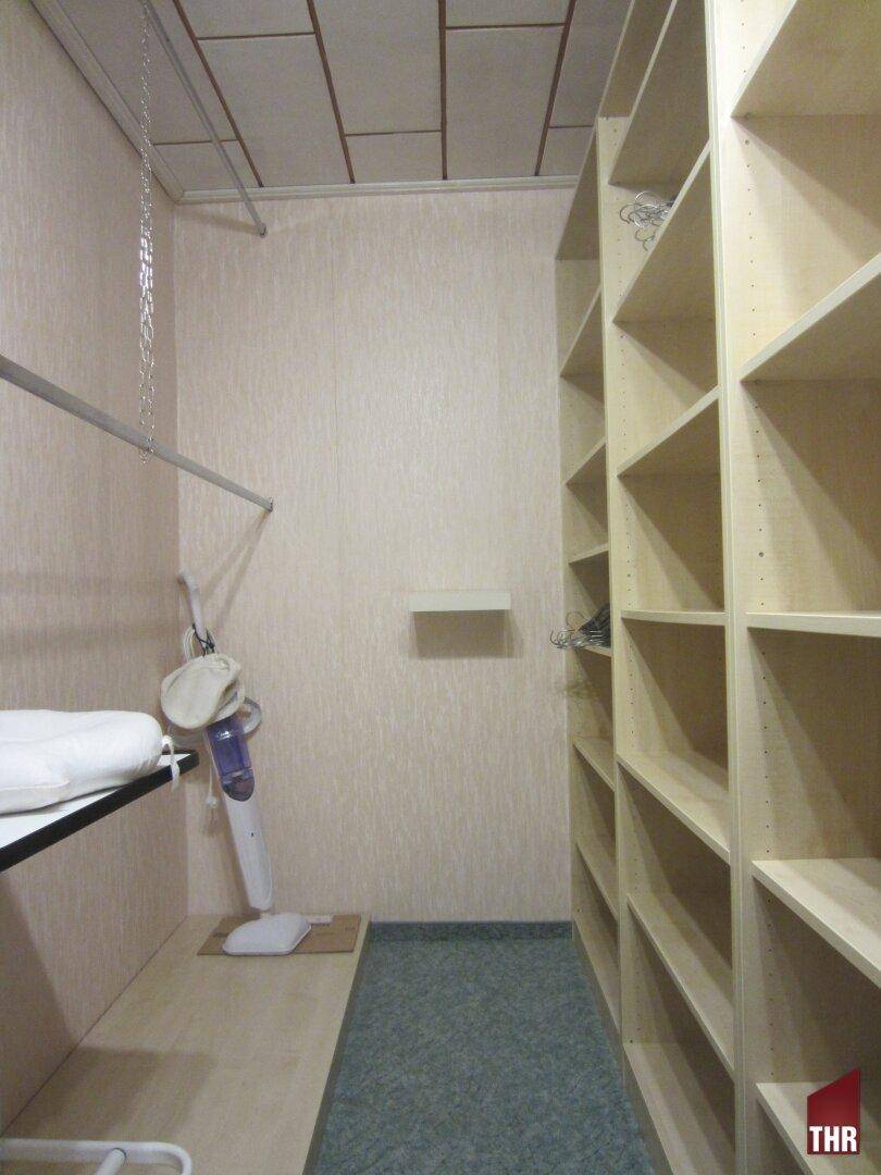 Praktischer Schrankraum mit Regalen und Aufhängemöglichkeiten für Kleidung, der viel Stauraum bietet.