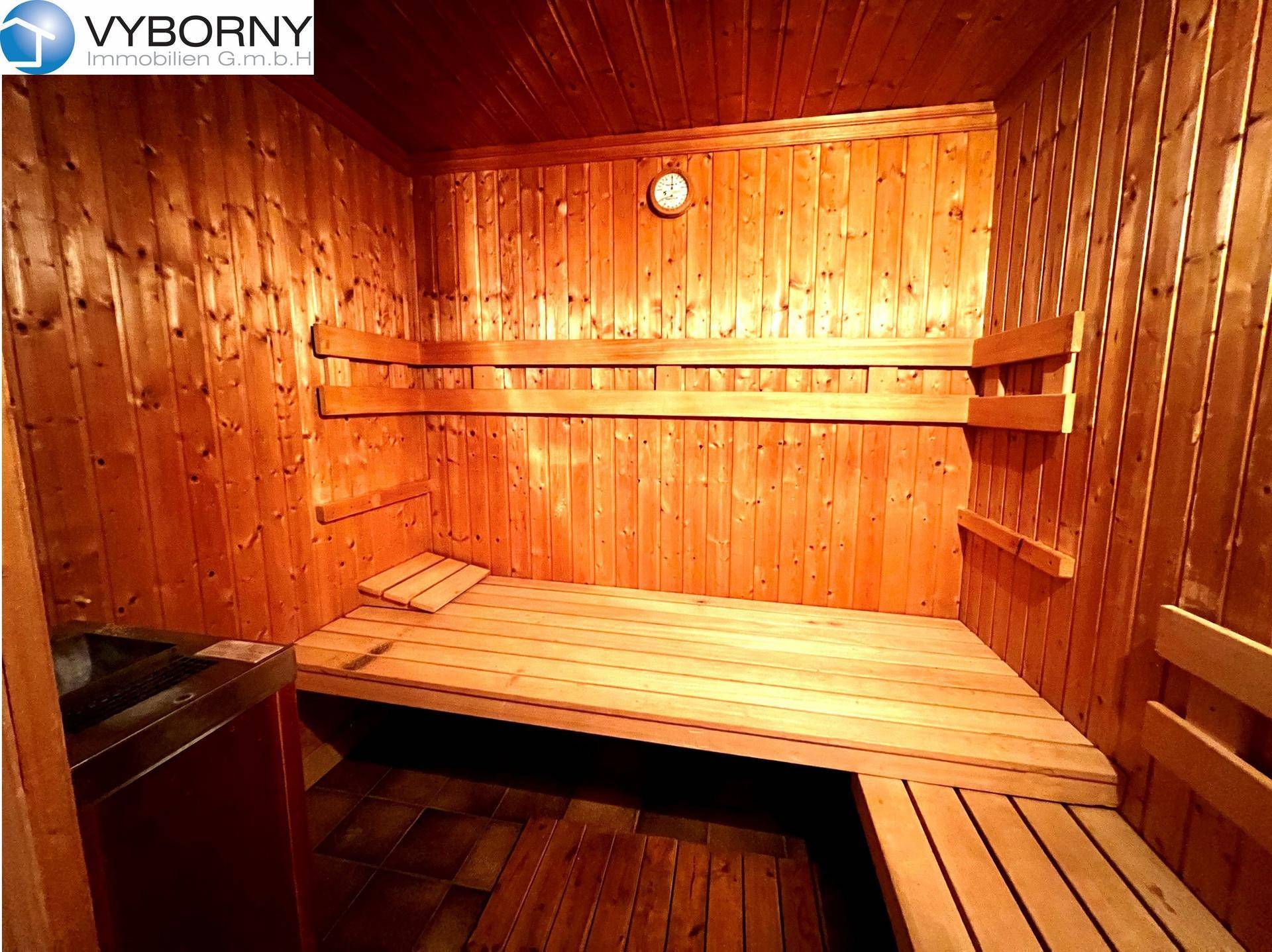Private Sauna mit Holzverkleidung und traditionellen Saunabänken für Entspannung.