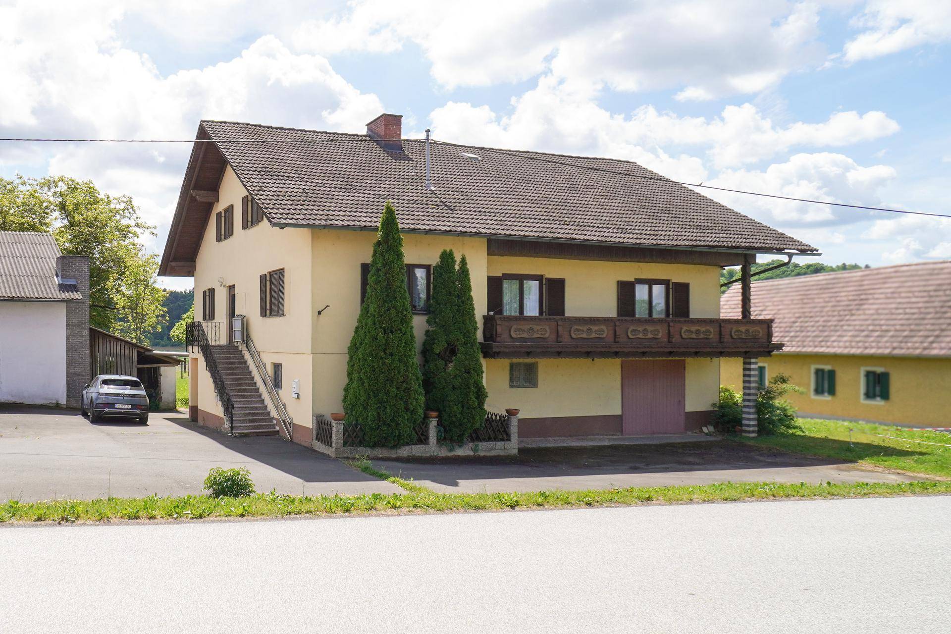 Nähe Riegersburg: Wohnhaus mit geräumigen Nebengebäuden und großem Garten - Widok 3