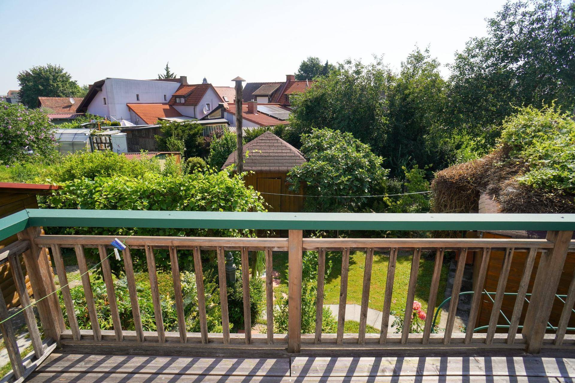 Terrasse mit weitem Blick auf die umliegenden Gärten und die Dächer der Nachbarhäuser.