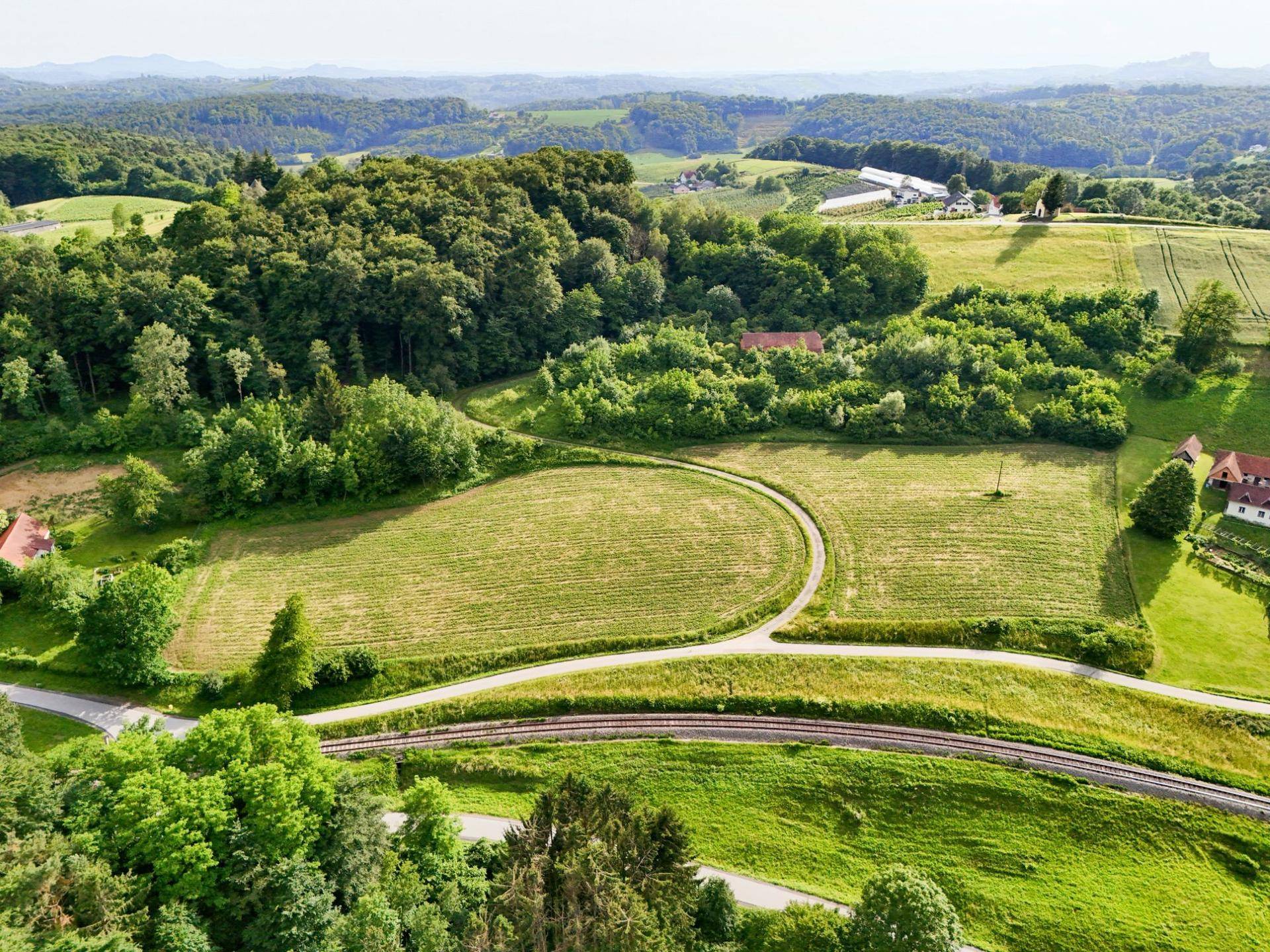 5,6 ha landwirtschaftliche Flächen in erhöhter Lage mit bestehendem Wirtschaftsgebäude - Ansicht 3