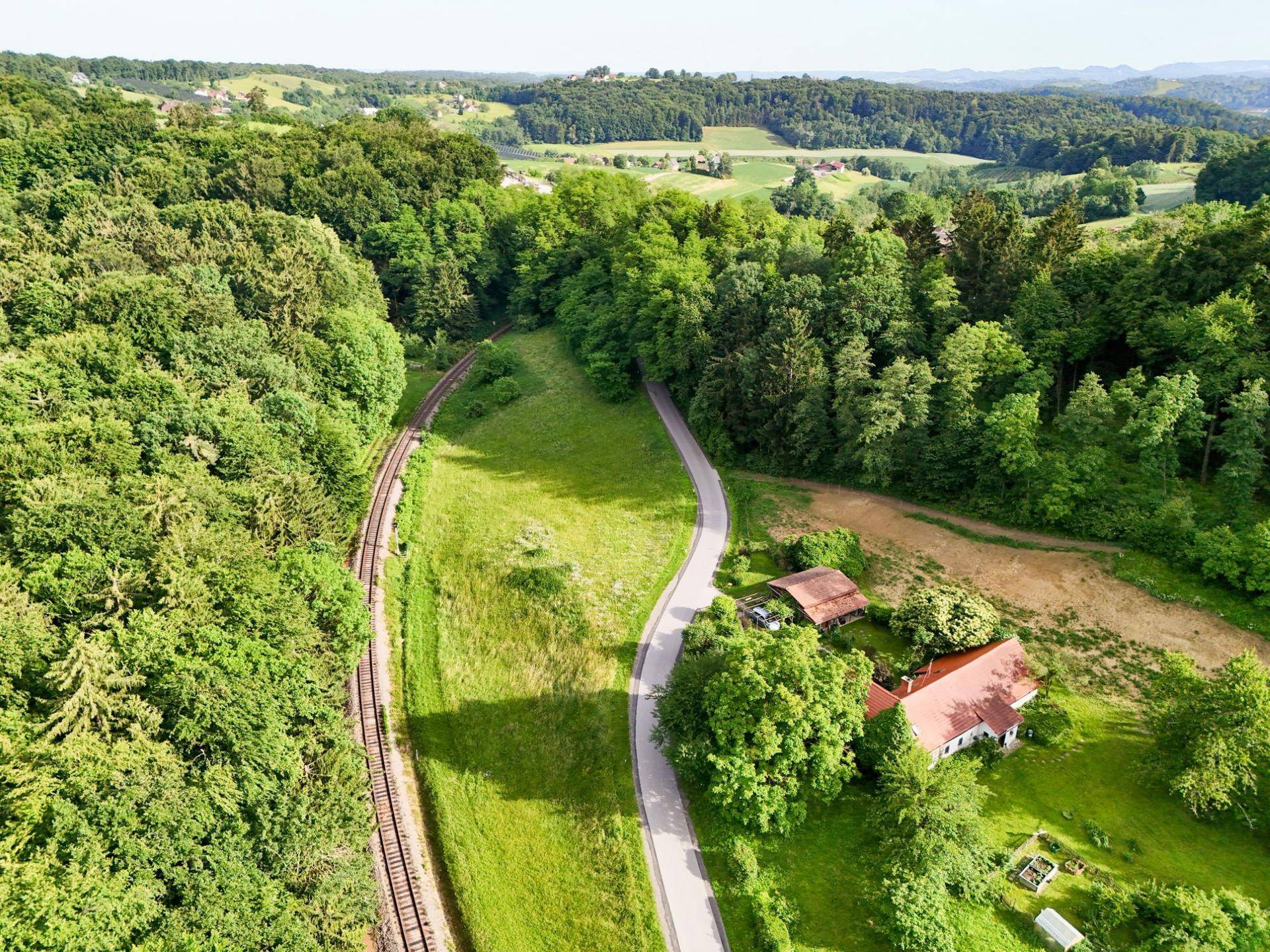 5,6 ha landwirtschaftliche Flächen in erhöhter Lage mit bestehendem Wirtschaftsgebäude - Mehr
