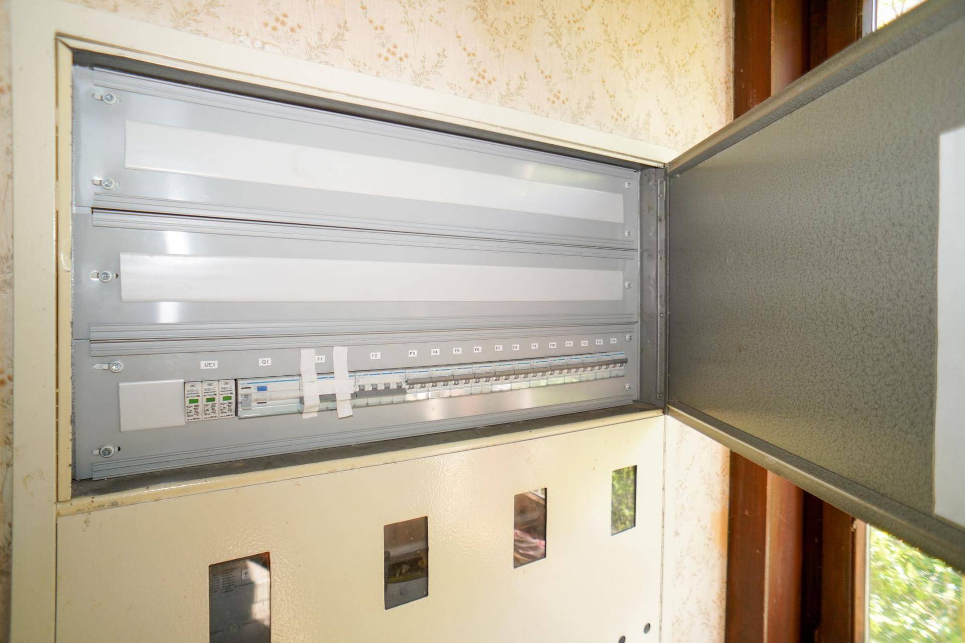 Offener Sicherungskasten in einem Raum, der auf eine Modernisierung der Elektrik hinweist.