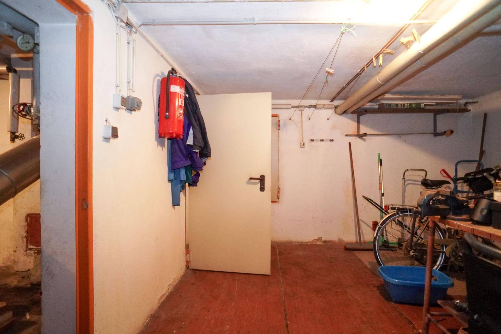 Geräumiger Kellerraum mit Stauraum und einfacher Ausstattung, ideal für Lagerung.
