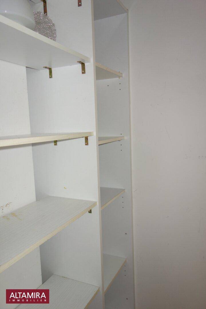 Praktischer Abstellraum mit weißen Regalen, ideal für zusätzlichen Stauraum im Haushalt.