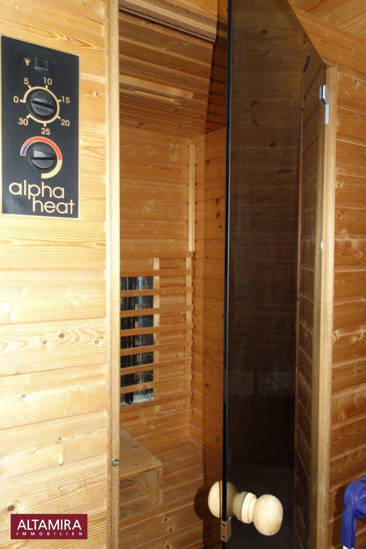 Innenansicht einer Holzsauna mit Steuerungselementen für entspannende Wellnessmomente.
