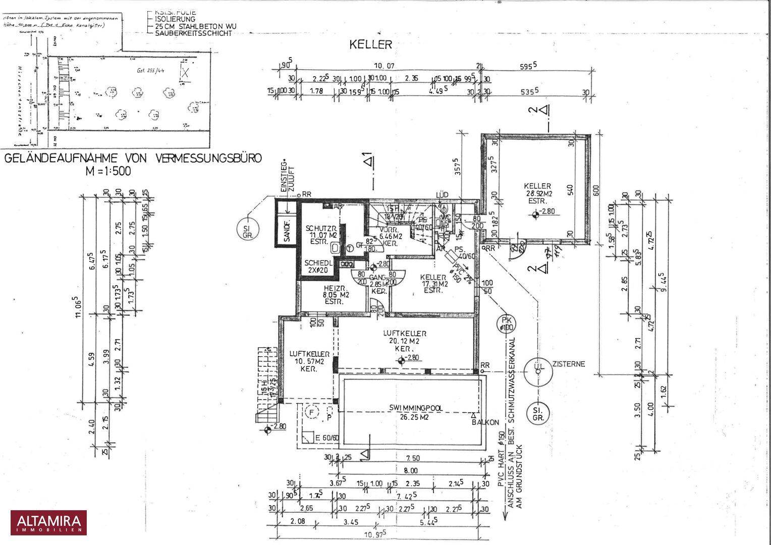 Kellergeschoss-Grundriss mit Swimmingpool, Balkon und weiteren Kellerräumen.