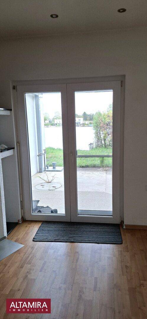 Große Terrassentür bietet Zugang zum Außenbereich und einen schönen Blick auf den See.