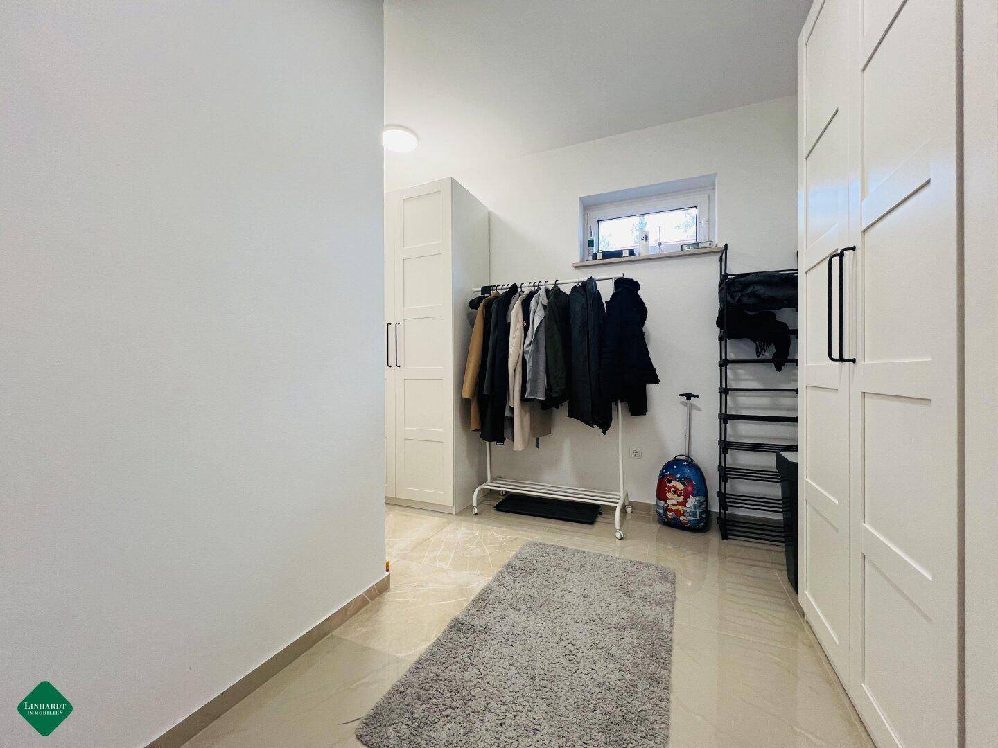 Heller Flur mit praktischen Einbauschränken und Garderobe, ideal für Stauraum.