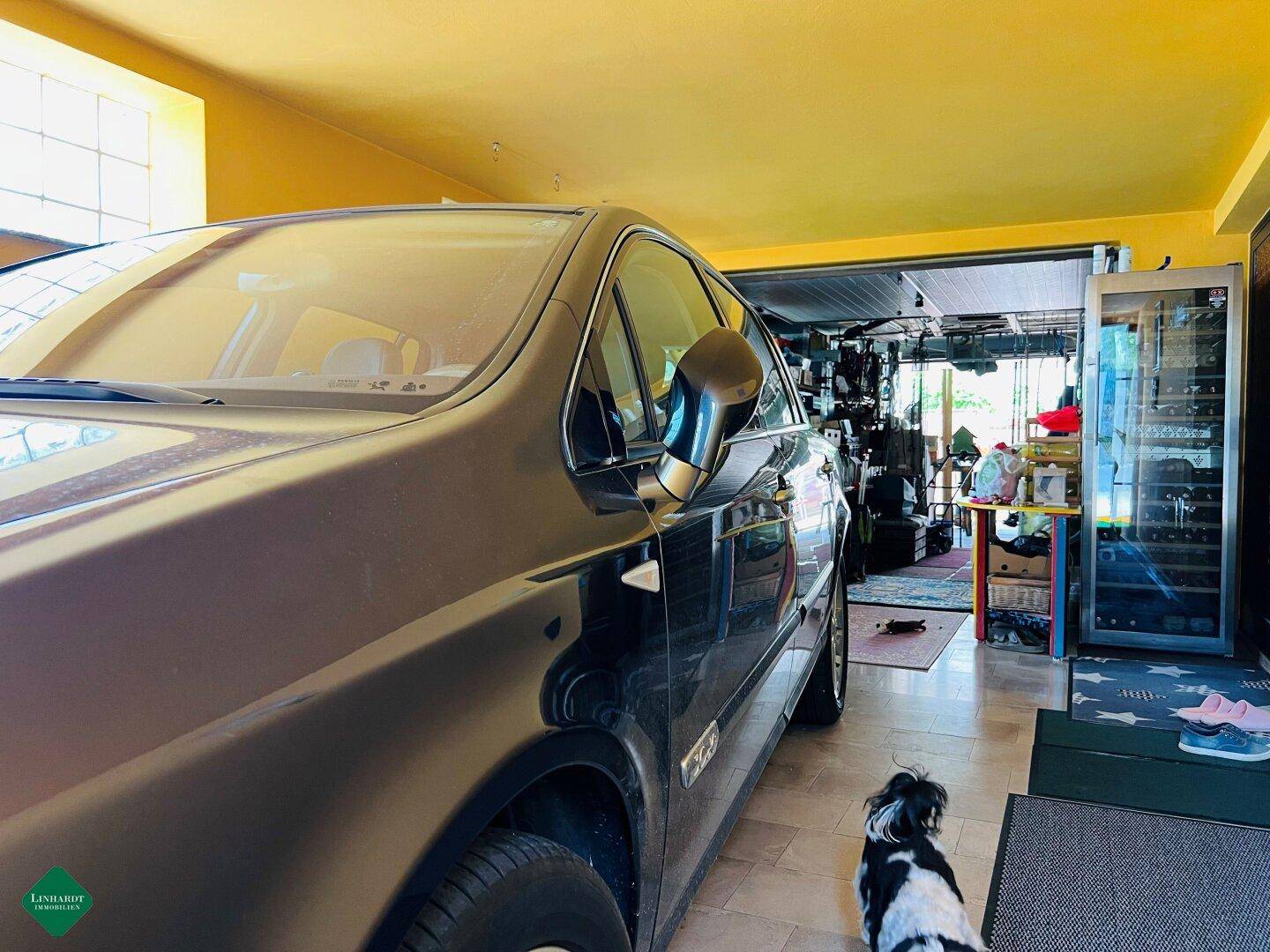 Geräumige Garage mit einem geparkten Auto und ausreichend Platz.