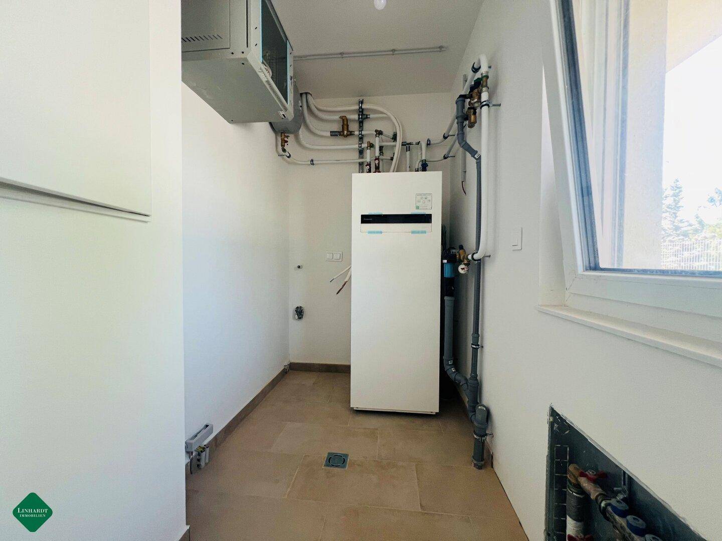 Technikraum mit Wärmepumpe und Lüftungsanlage, bereit für den Erstbezug.