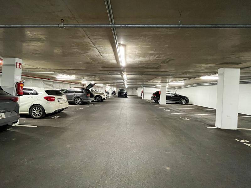 Tiefgarage mit mehreren geparkten Fahrzeugen und ausreichend Stellplätzen.