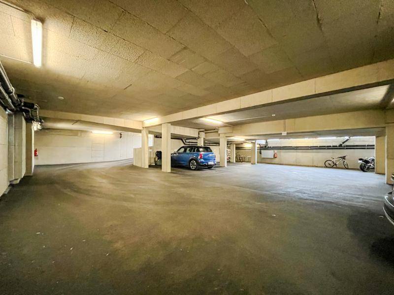 Geräumige Tiefgarage mit mehreren Stellplätzen und ausreichend Platz für Fahrzeuge.