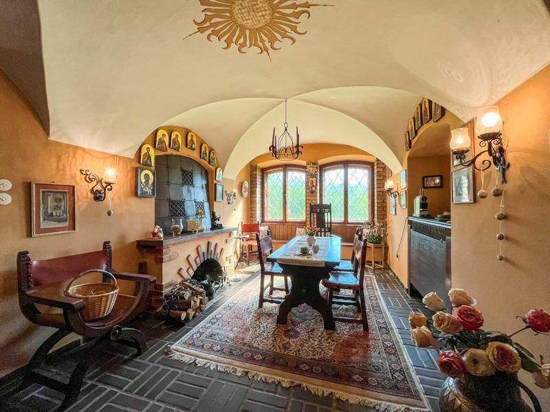 Rustikaler Essbereich mit Gewölbedecke, Kamin und traditionellen Möbeln.