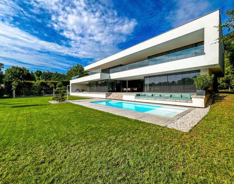 Elegante moderne Villa mit großem Garten, Pool und weitläufigen Terrassenflächen.