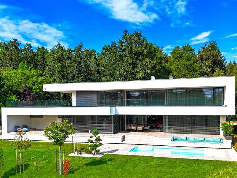 Beeindruckende moderne Villa mit weitläufigem Garten, Pool und großzügigen Terrassen.