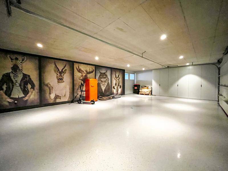 Geräumige Garage mit viel Platz und kreativer Wandgestaltung.