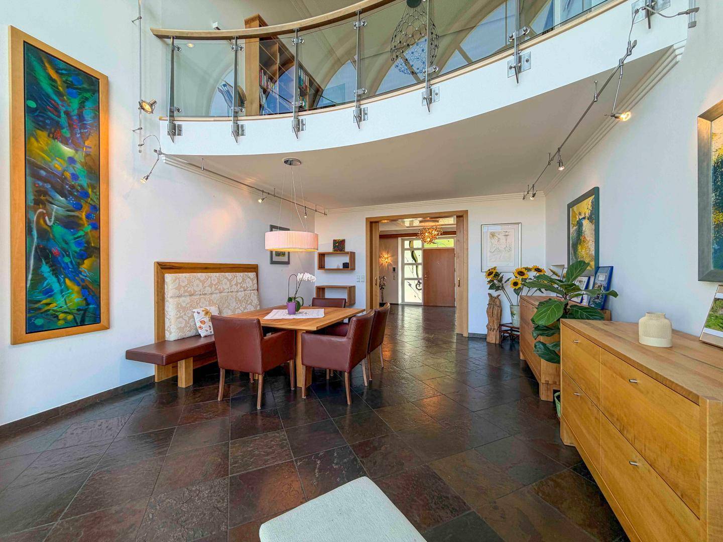 Geräumiger Essbereich mit hoher Decke, Galerie und stilvoller Einrichtung.