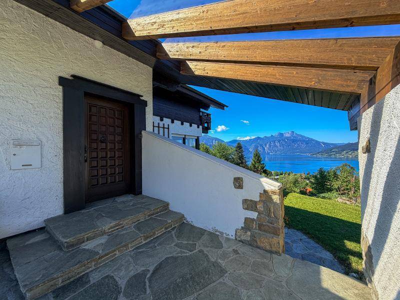 Eingangsbereich des Hauses mit Steinstufen und beeindruckendem See- und Bergblick durch die Holzpergola.