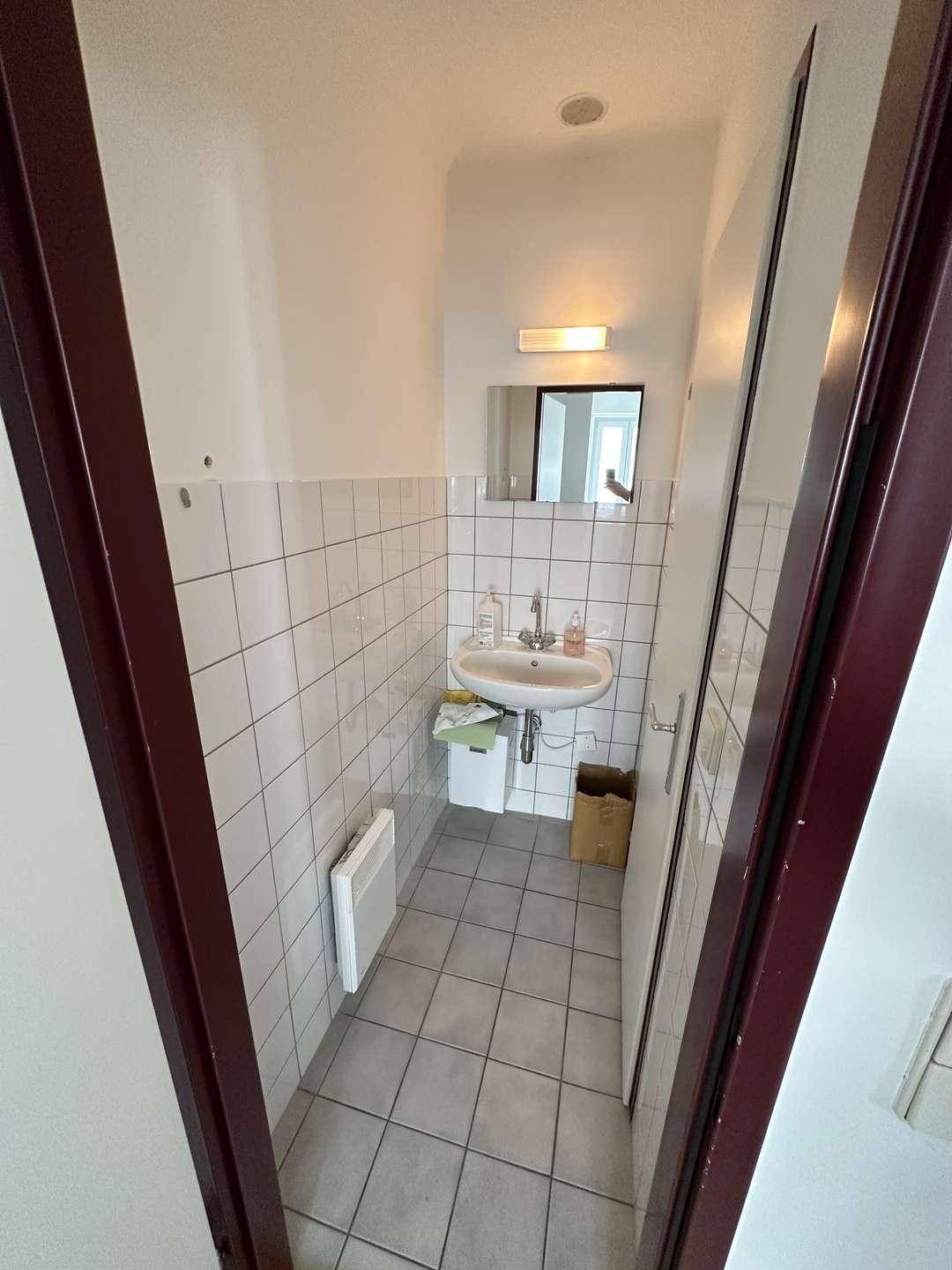 Waschraum (mit Zugang zum WC)