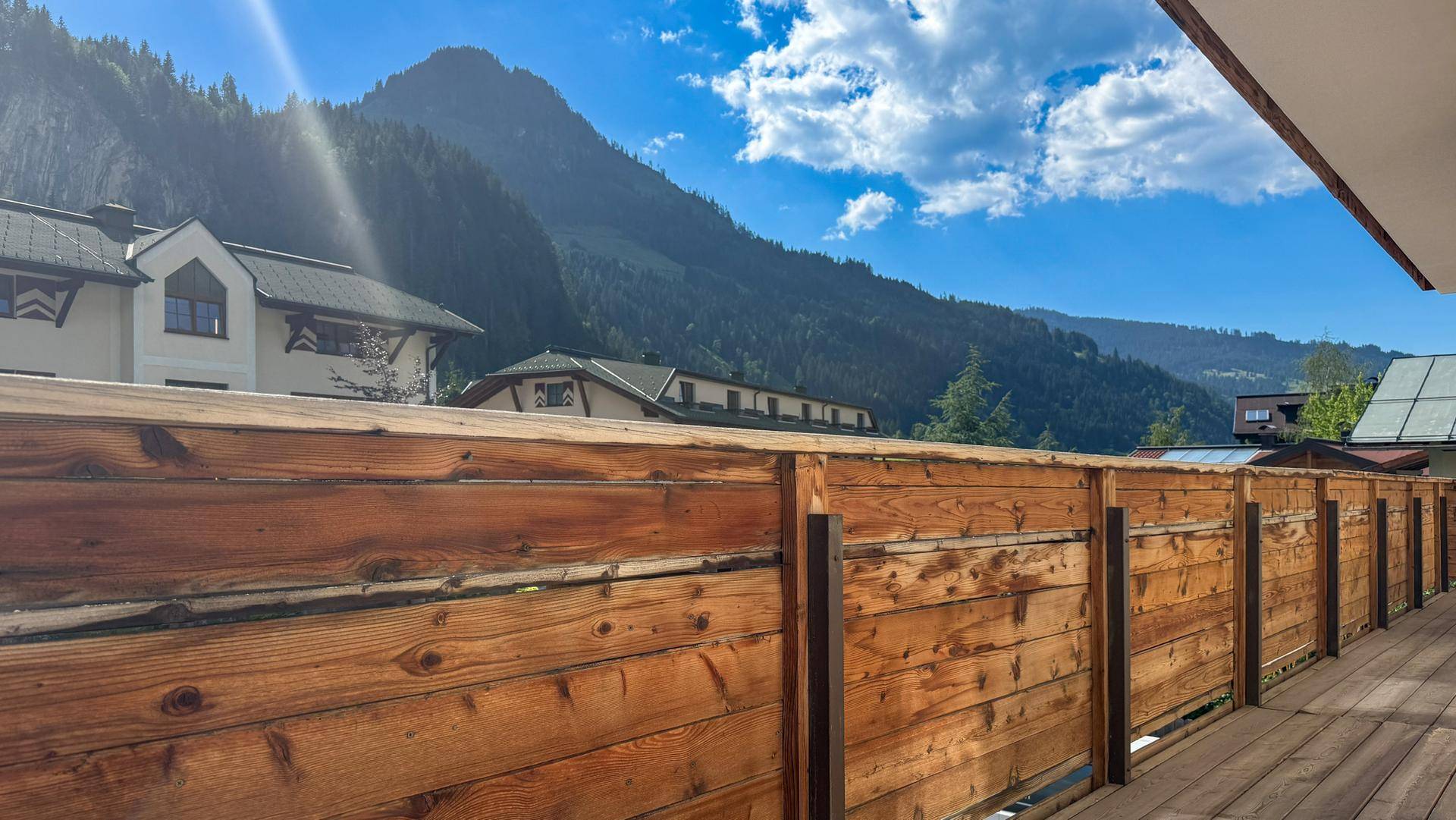 Balkon mit weitem Blick auf die majestätischen Berge und die umliegende Natur.