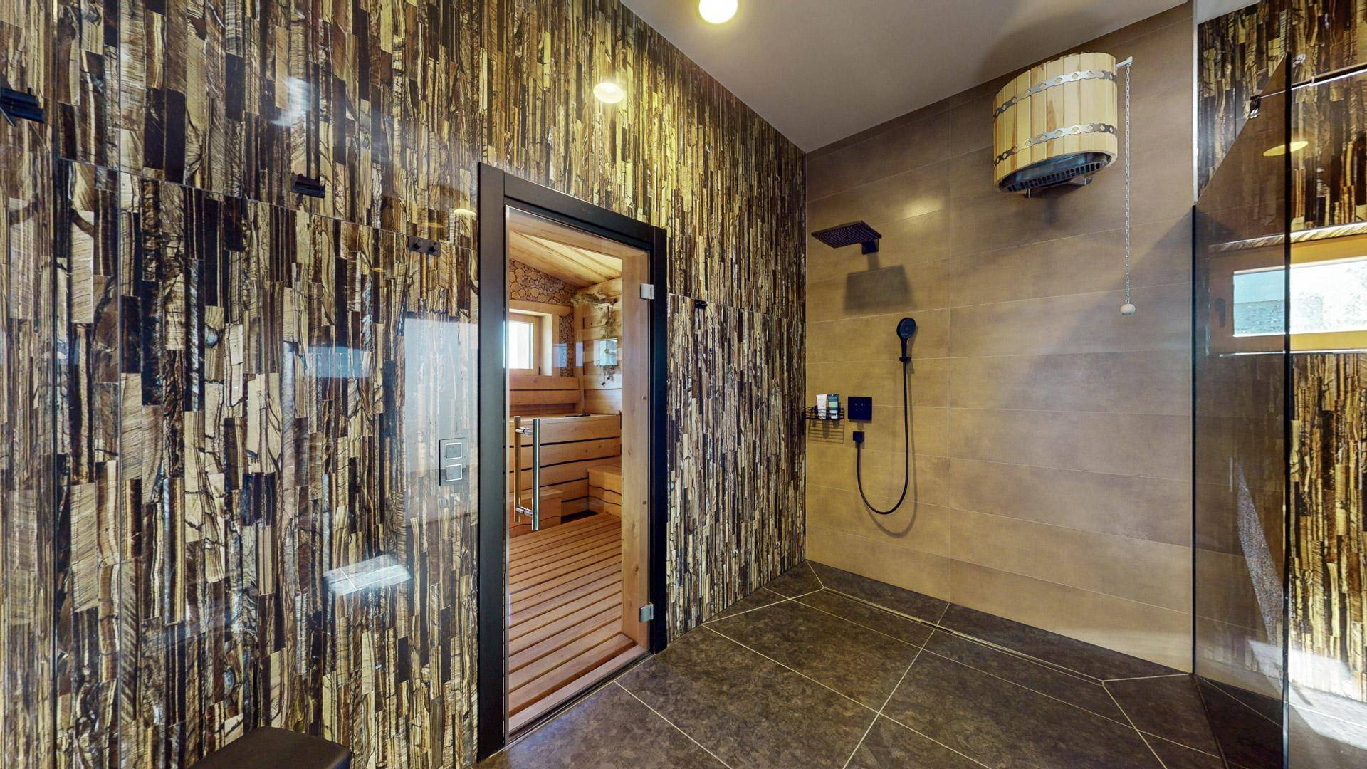 Luxuriöses Badezimmer mit begehbarer Dusche und direktem Zugang zu einer privaten Sauna.
