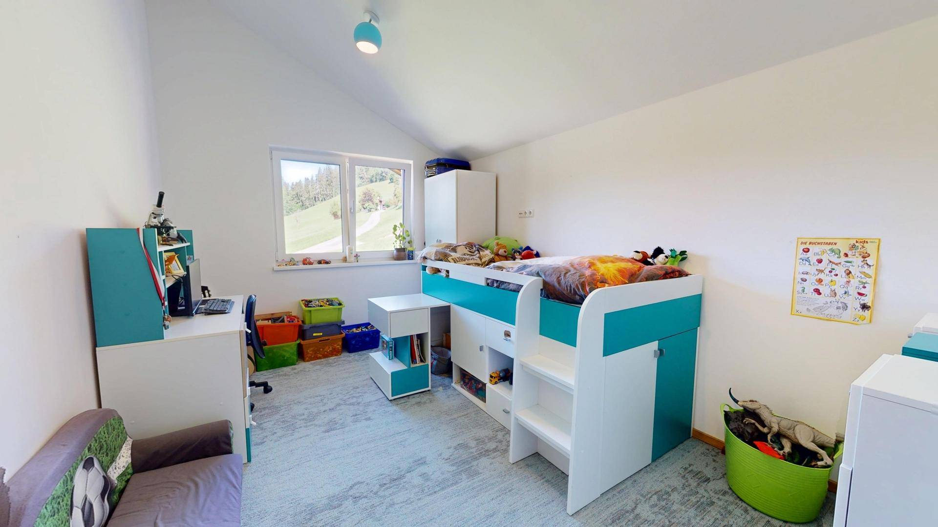 Buntes Kinderzimmer mit Hochbett, Schreibtisch und Spielzeug.