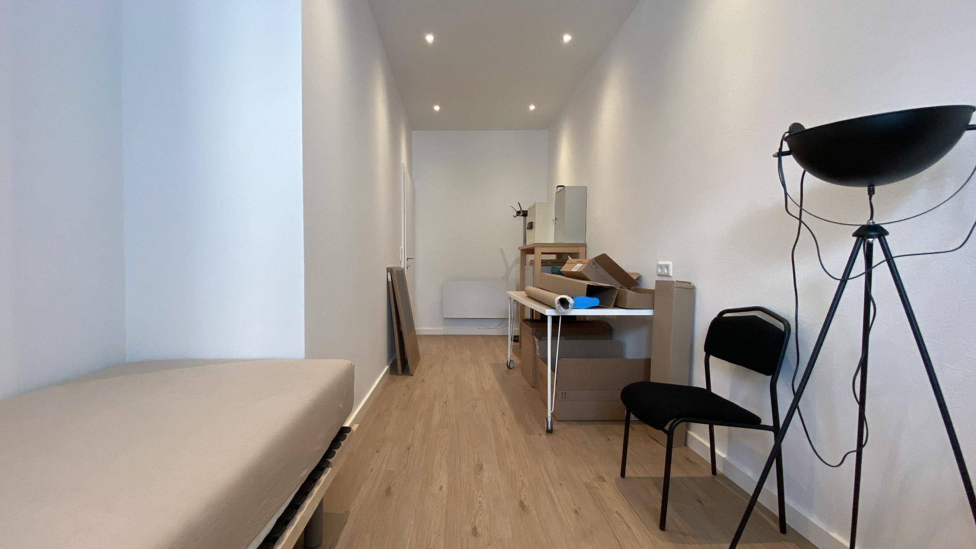 Langer, schmaler Raum mit hellem Boden, der als Büro oder Abstellraum genutzt werden könnte.
