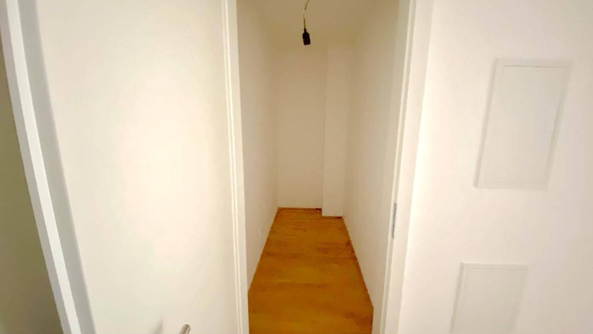 Praktischer Abstellraum mit hellem Boden, ideal für zusätzlichen Stauraum.